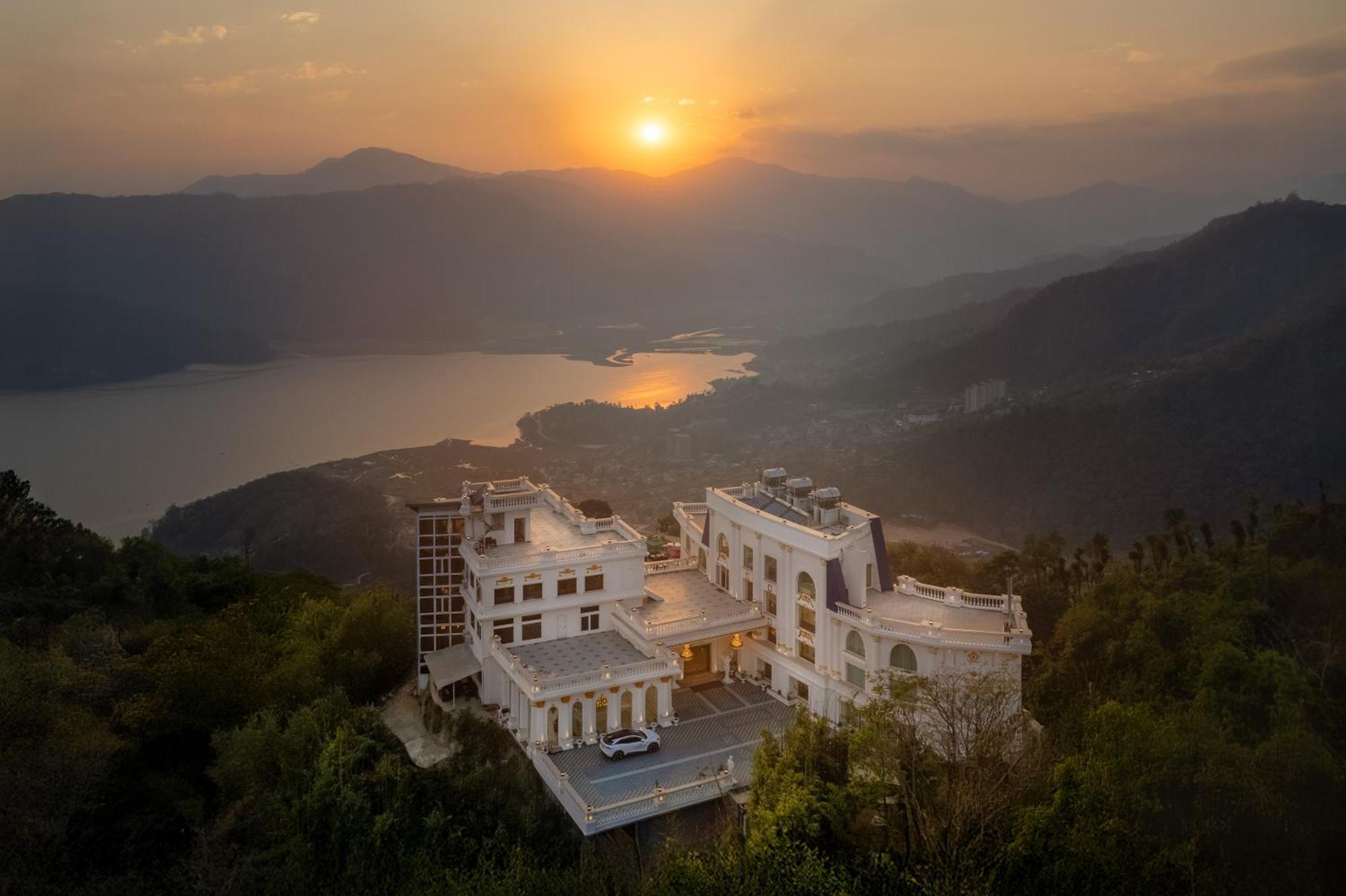 Le Glamour Resort & Wellness Spa Pokhara Buitenkant foto