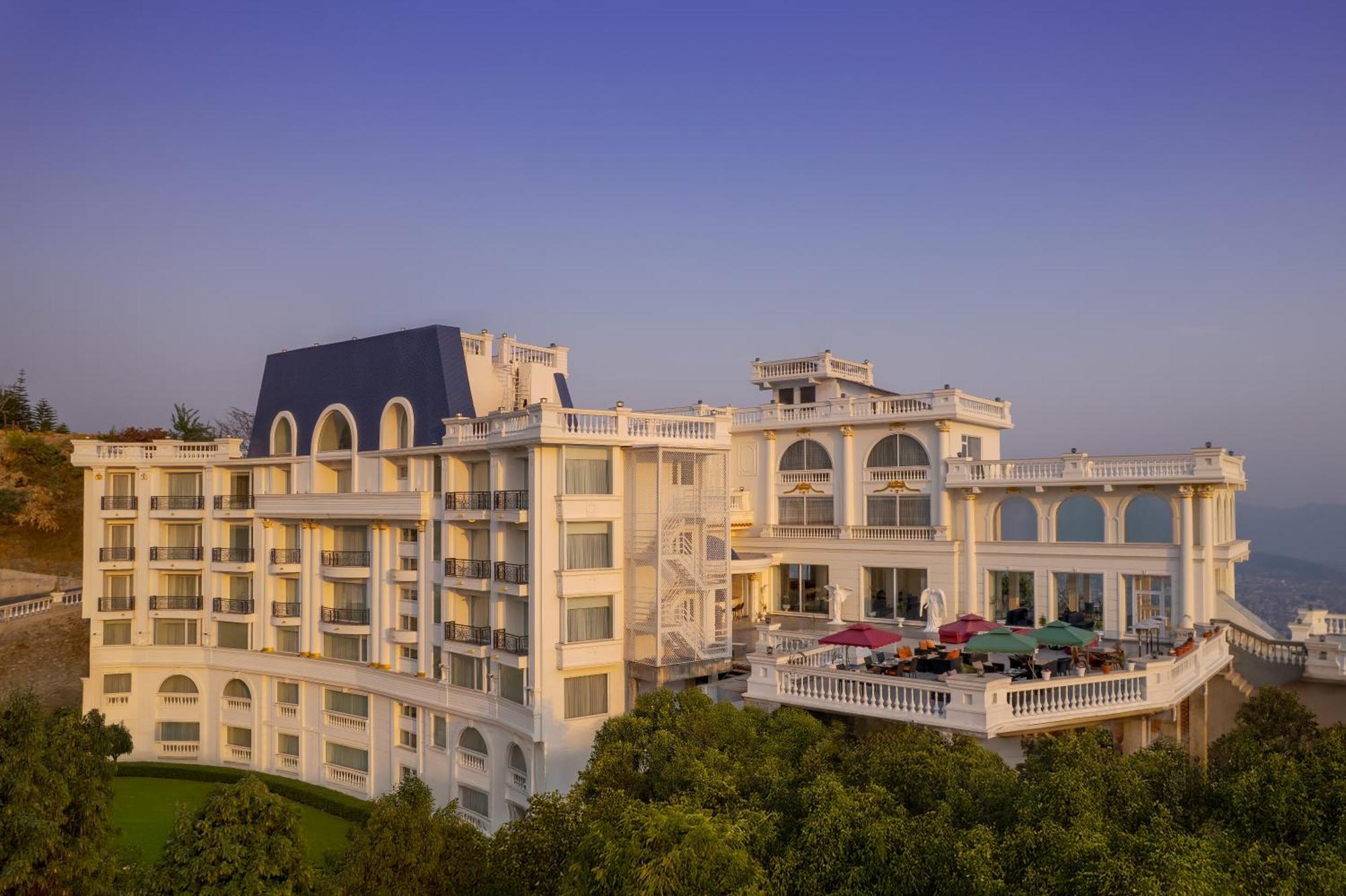 Le Glamour Resort & Wellness Spa Pokhara Buitenkant foto